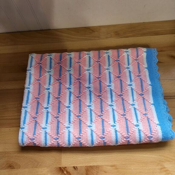 Hand crocheted baby blanket - Picture 1 of 3